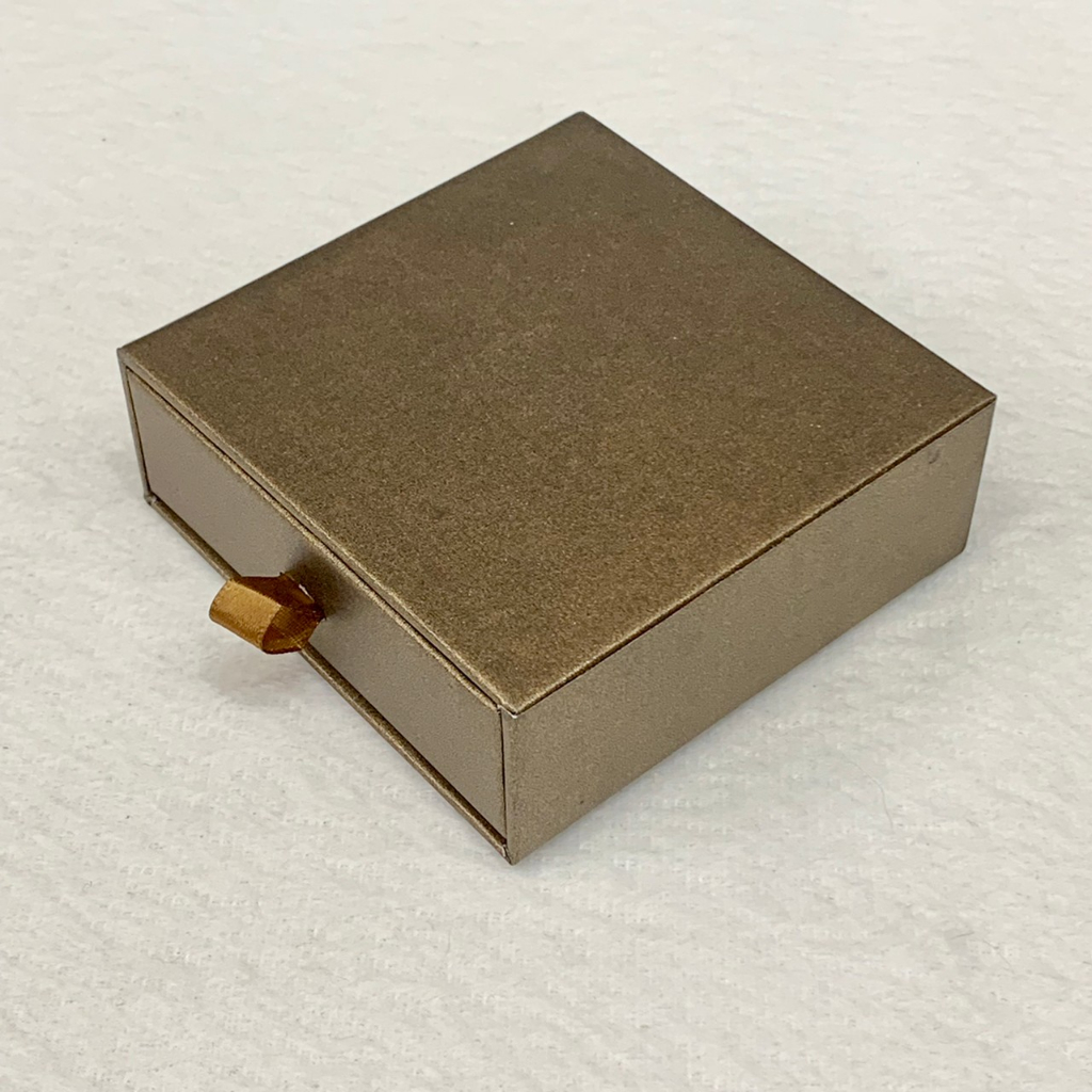 กล่องใส่เครื่องประดับ-jewelry-box-ribbon-สีน้ำตาลทอง-กล่องของขวัญ-กล่องกระดาษ-แบบดึงลิ้นชัก-ริบบิ้น-มีฟองน้ำด้านใน