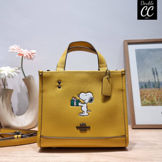 (แท้ 💯%‼ from Factory) 🔆 Model CE918 x PEANUTS DEMPSEY TOTE 22 WITH SNOOPY PRESENT MOTIF