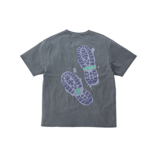 Gramicci เสื้อยืด รุ่น UNISEX FOOTPRINTS TEE GREY PIGMENST