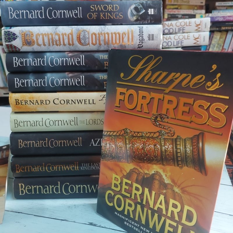 นิยายผู้ใหญ่ภาษาอังกฤษ-bernard-cornwell-ปกแข็ง-มือ-2