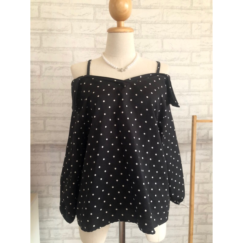 เสื้อสายเดี่ยว-ปาดไหล่-แขนยาว-สีดำลายจุด