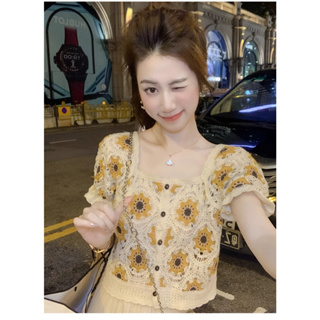 🏵️สินค้าเข้าใหม่🏵️เสื้อครอปถักแขนสั้นไปทะเล ต้อนรับซัมเมอร์ ใส่สบายด้านหน้าแต่งกระดุม แขนระบาย ดีเทลลายดอกไม้ เนื้อผ้าดี