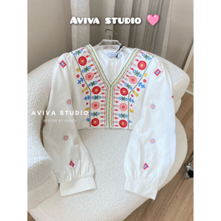 Aviva studio 🤍🏵️เสื้อครอปสีขาวปักดอก คอวี