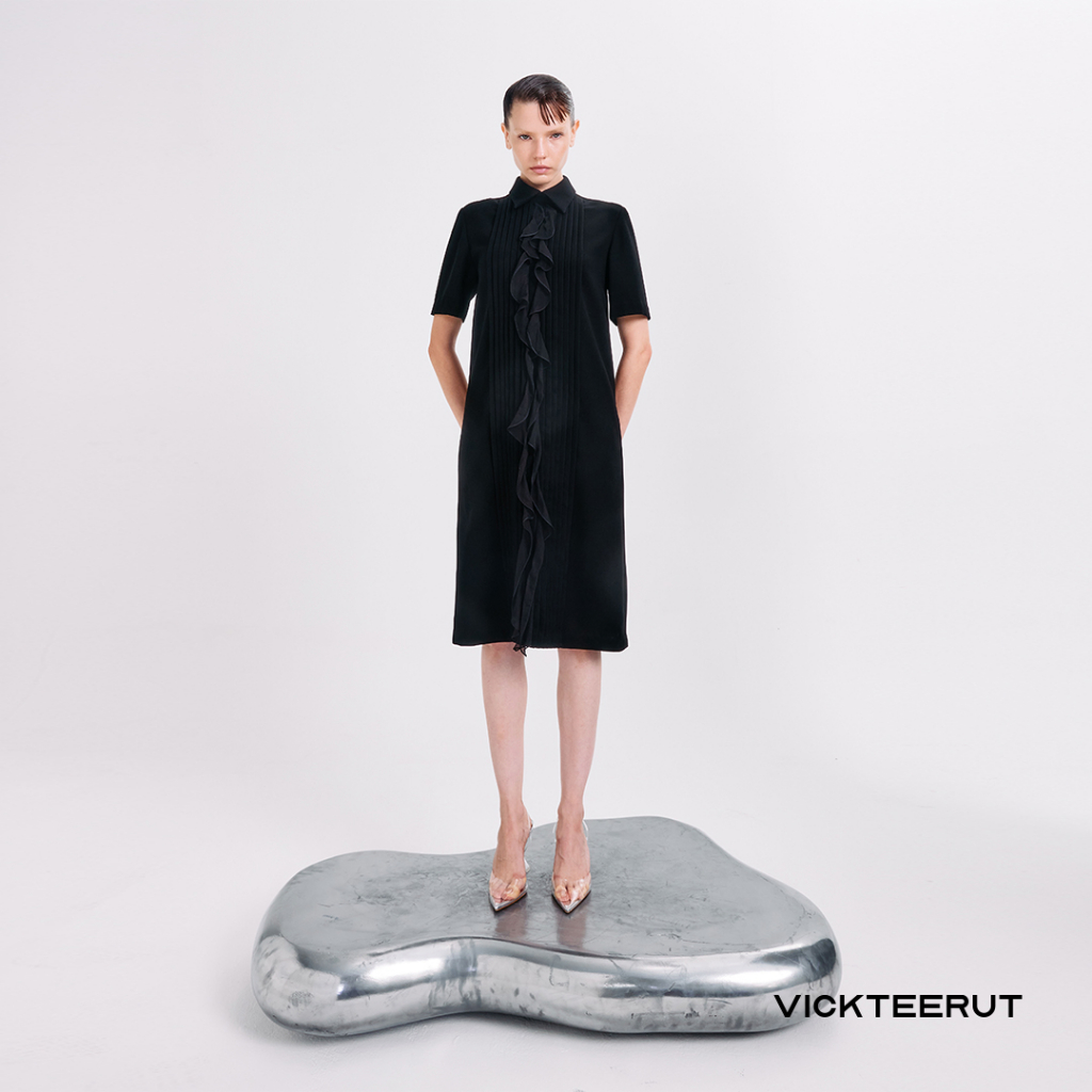 VICKTEERUT Short Sleeve Tuck Pleat Dress with Frill Detail เดรสแขนสั้น