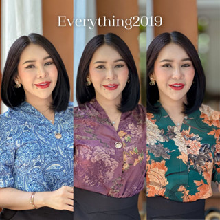 Everything2019 🌊 (1900) เสื้อคอวีแขนศอกแต่งกระดุมทอง ผ้าลื่นเงาสวย ใส่ทำงานหรือใส่วันสบายๆก็สวย