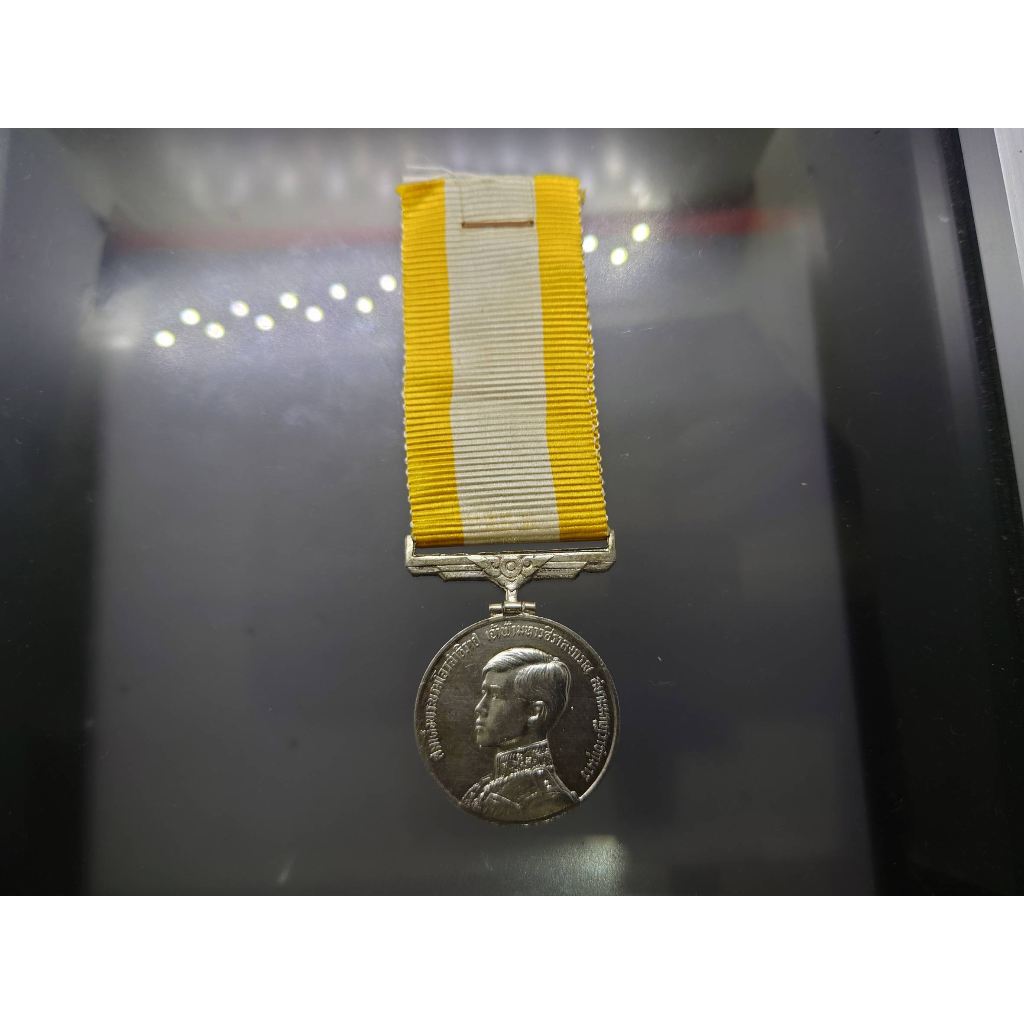 เหรียญแพรแถบ-เหรียญเนื้อเงิน-ที่ระลึกพระราชพิธีสถาปนาสมเด็จพระบรมโอรสาธิราช-แพรเดิมๆ-แบบชาย-2515