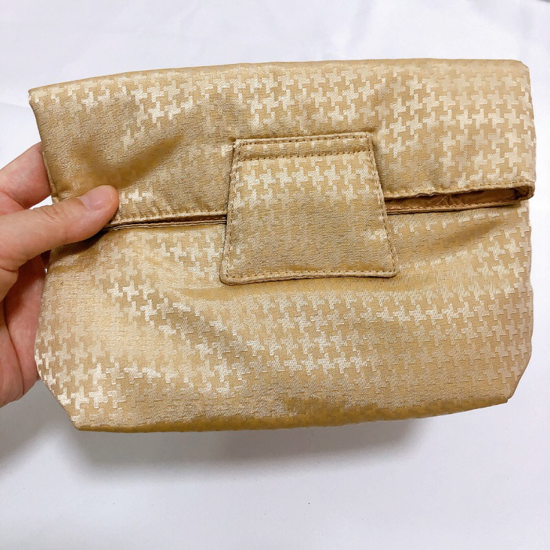กระเป๋าถือออกงานได้-สีทองสวย-ปากกระเป๋าเป็นแม่เหล็ก-naraya