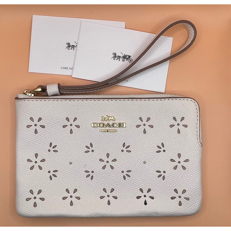 แท้-จากusa-coach-small-wristlet-with-cut-out-tea-rose-กระเป๋าคล้องข้อมือหญิง-coach