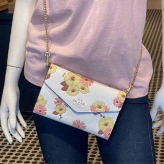 (ผ่อน0%) กระเป๋าสะพายข้าง สายโซ่ทอง COACH CH205 Envelope Clutch Crossbody With Floral Cluster Print สีขาวลายดอกไม้ 8นิ้ว