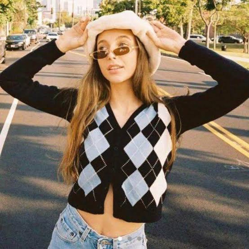 พร้อมส่ง READY TO SHIP BRANDY MELVILLE Elizabeth Argyle Sweater (สภาพ 90) Shopee Thailand