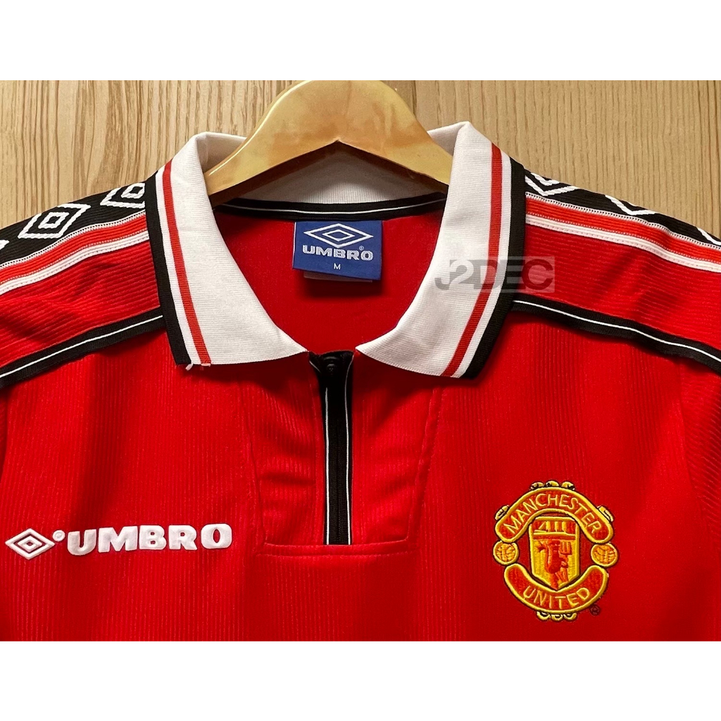 เสื้อฟุตบอล-ย้อนยุค-retro-แมนยู-เหย้าปี-1998-1999-สามารถเพิ่มชื่อนักเตะในตำนานได้