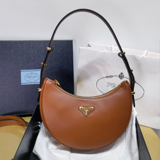 พรี​ ราคา10300 Prada 1BC194 Moon หนังแกะ กระเป๋าสะพายไหล่22.5*18.5*6cm