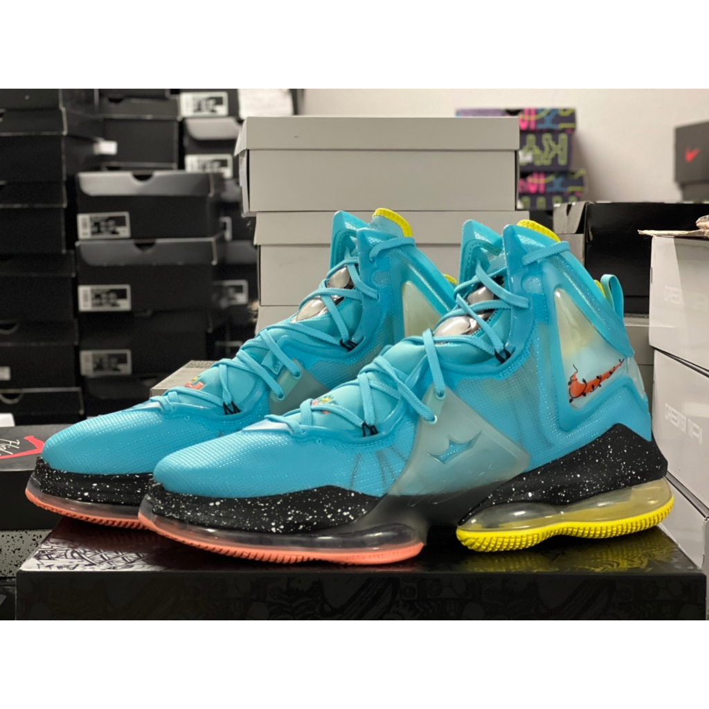 lebron-19-christmas-dc9338-400