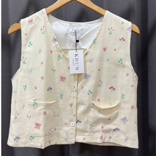 เสื้อแขนกุดคอวี ทรงกั๊ก งานผ้ายีนส์ผสม ทอลายดอกไม้ สีครีม น้องน่ารัก ละมุน วินเทจสุดๆ