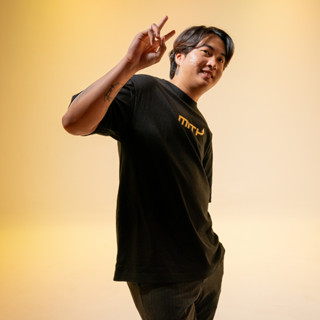 MiTH   เสื้อยืดโอเวอร์ไซซ์ ผ้าคอตตอน 100% ลาย MiTH OG T-shirt - Black/Gold