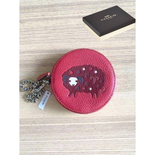 กระเป๋า ใส่เหรียญ ROUND COIN CASE WITH ARIES (COACH F79865) ลายแกะ หนังแท้ สีแดง ทรงกลม