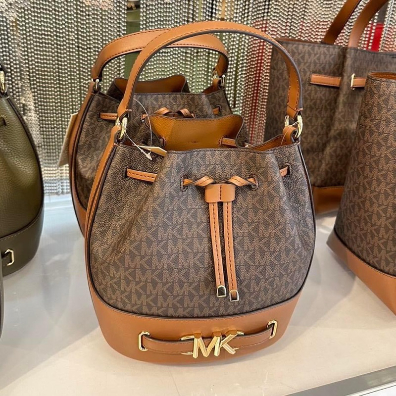 MICHAEL Michael Kors Reed Medium Belted Bucket | Shopee Thailand