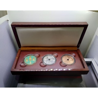 เหรียญจับโป๊ยหล่อฮั่น (ชุดกรรมการ) 121 ปี 18 อรหันต์ 100 ปี ญสส วัดบวรนิเวศ ปี 2556 พร้อมกล้องไม้โอ๊ค แท้ เดิม ๆ จากวัด