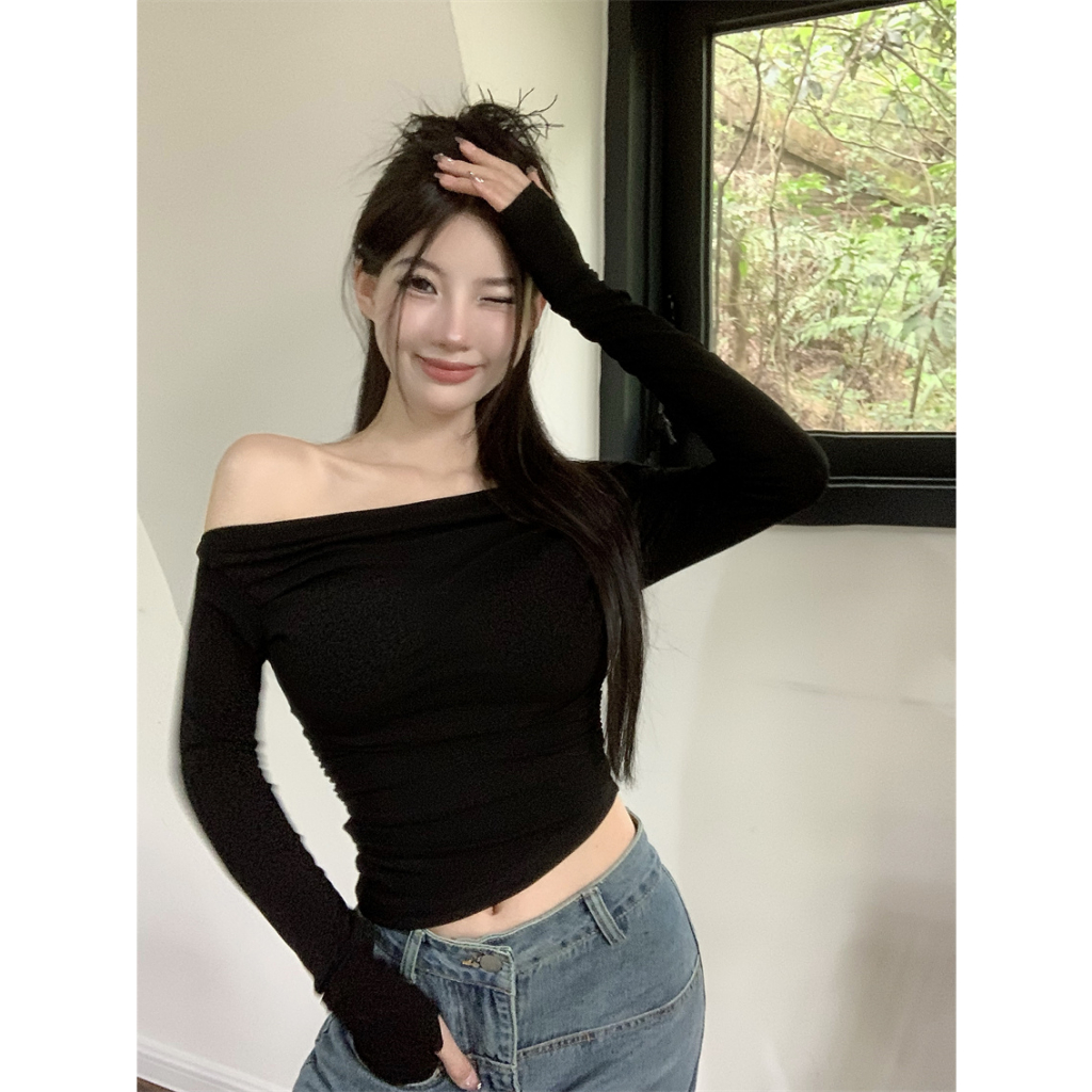 beryl-เสื้อไหล่เดียว-เสื้อรัดรูปแขนยาวสีดำปิดไหล่สีขาวตัดสั้น-เปิดไหล่สไตล์เซ็กซี่