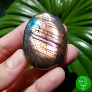 หินลาบราโดไรต์ขัดมัน (Labradorite)​