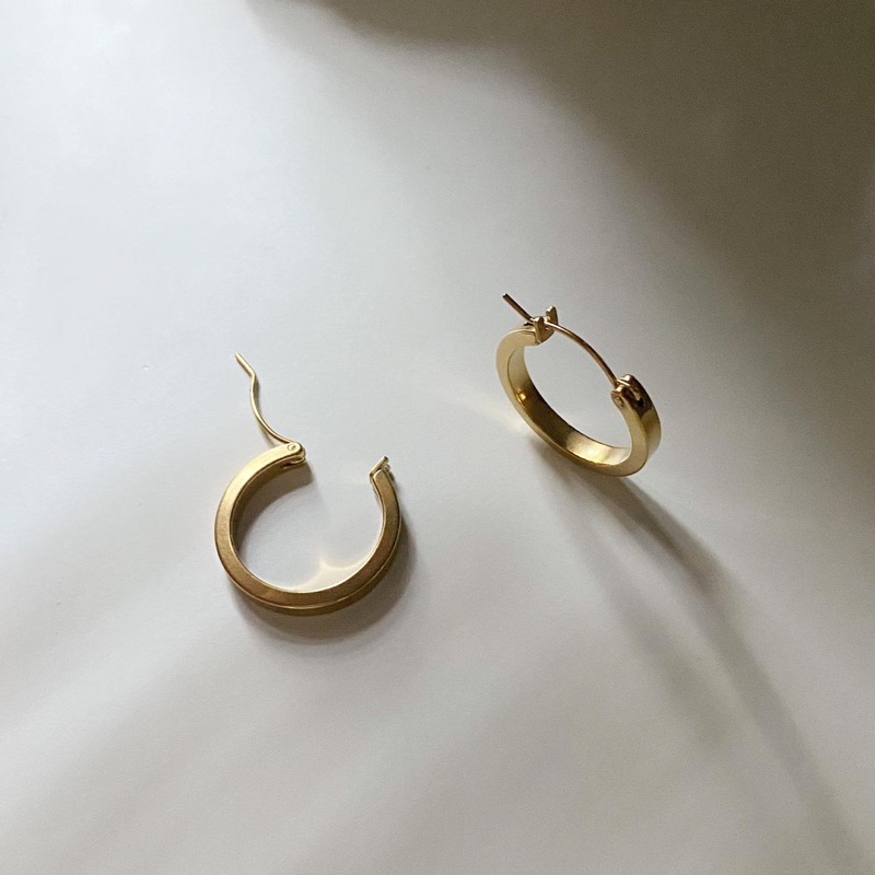 Ray hoops earrings (18k+stainless steel) - ต่างหูห่วงขอบเหลี่ยมสีทองผิว ...