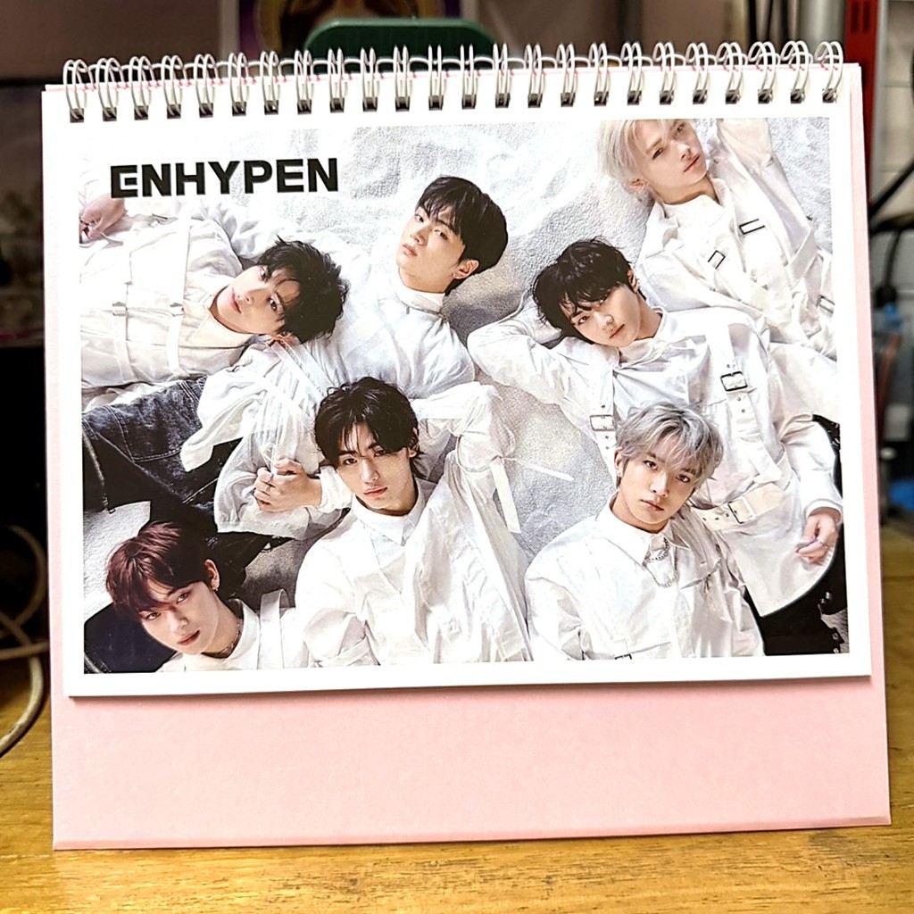 ปฏิทินตั้งโต๊ะพิมพ์สี่สีสุดน่ารักจากศิลปินวงไอดอลเกาหลี Enhypen