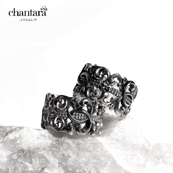CHANTARA - แหวนหน้ากว้าง แหวนวินเทจดีไซน์ลวดลายเป็นเส้นศิลปะ 