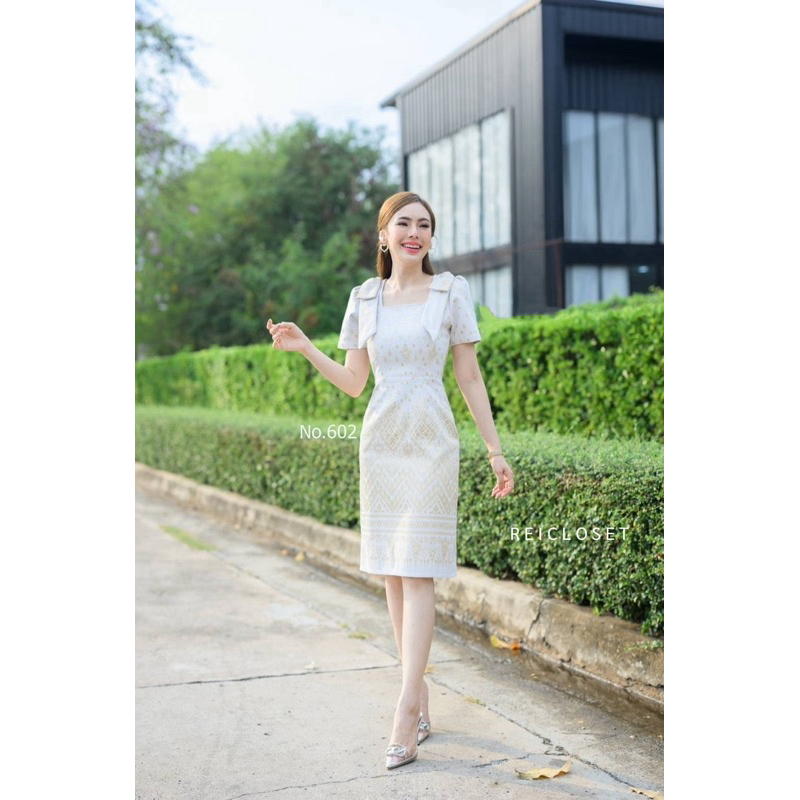 เดรสผ้าไทยแพรวา สีงาช้าง งานบวช ชุดสุภาพ แต่งโบว์ไหล่ ผ่าหลัง ทรงสวยเป๊ะ มุมมองที่ 3