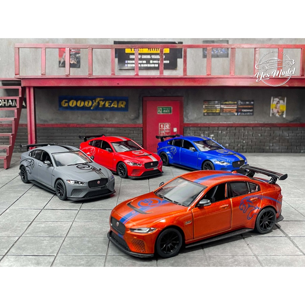 Voiture sportive JAGUAR XE SV Project 8 de 2017 de couleur rouge