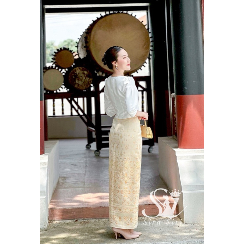 ชุดไทยไหมอิตาลีคอวีแขนสามส่วน พร้อมผ้าถุงแพรทิพย์ ทำบุญเรียบหรู มุมมองที่ 4