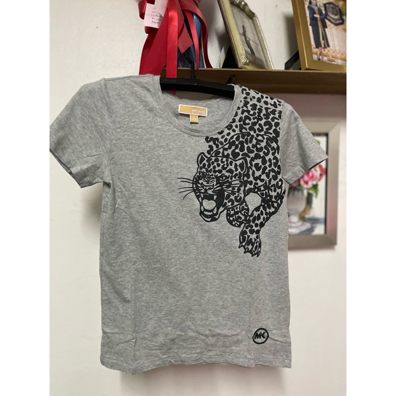 เสื้อยืดมือสองMK SIZE S สีเทาลายเสือดำ อก 32“ยาว 22” Shopee Thailand