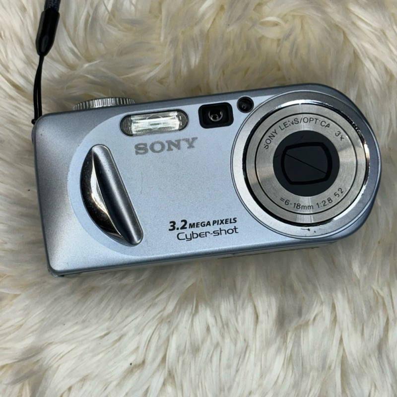 กล้องดิจิตอลเก่า Sony Cyber-Shot DSC P8