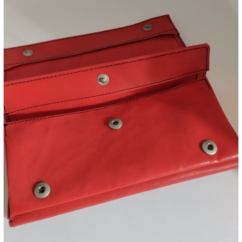 กระเป๋าสตางค์-freitag-แท้-สีแดง-มือหนึ่ง