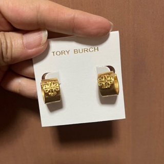 พร้อมส่ง ต่างหู Tory Burch Britten Huggie Hoop Logo  Color: Gold