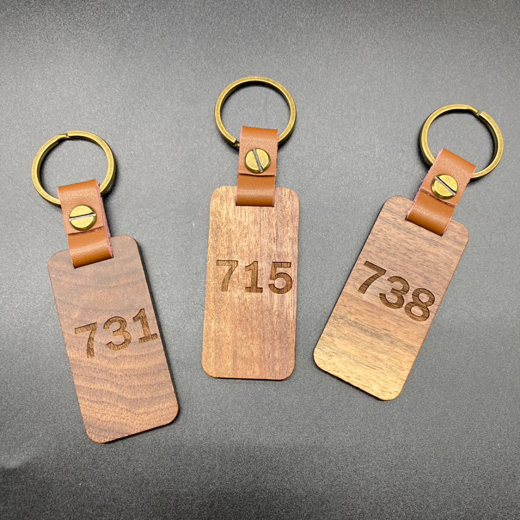 พวงกุญแจไม้-พวงกุญแจไม้สลักชื่อ-พวงกุญแจไม้แกะสลัก-สลักชื่อ-รูปฟรี-สายหนัง-สีไม้วอลนัท-เข้ม-wood-keychain-engraving
