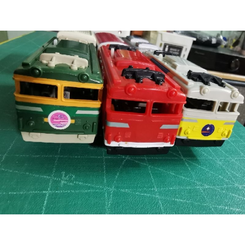 tomy-รถไฟหัวลาก-ef-81-ใส่ถ่าน-วิ่งรางฟ้า-ครับ