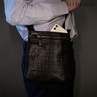 ELLE HOMME I กระเป๋าทรง Clutch สไตล์ modern อัดลายโลโก้ Elle Homme ด้านบนมีซิปเปิดได้พร้อมช่องเก็บของด้านในจำนวน 2 ช่อง สีดำ I W8H008