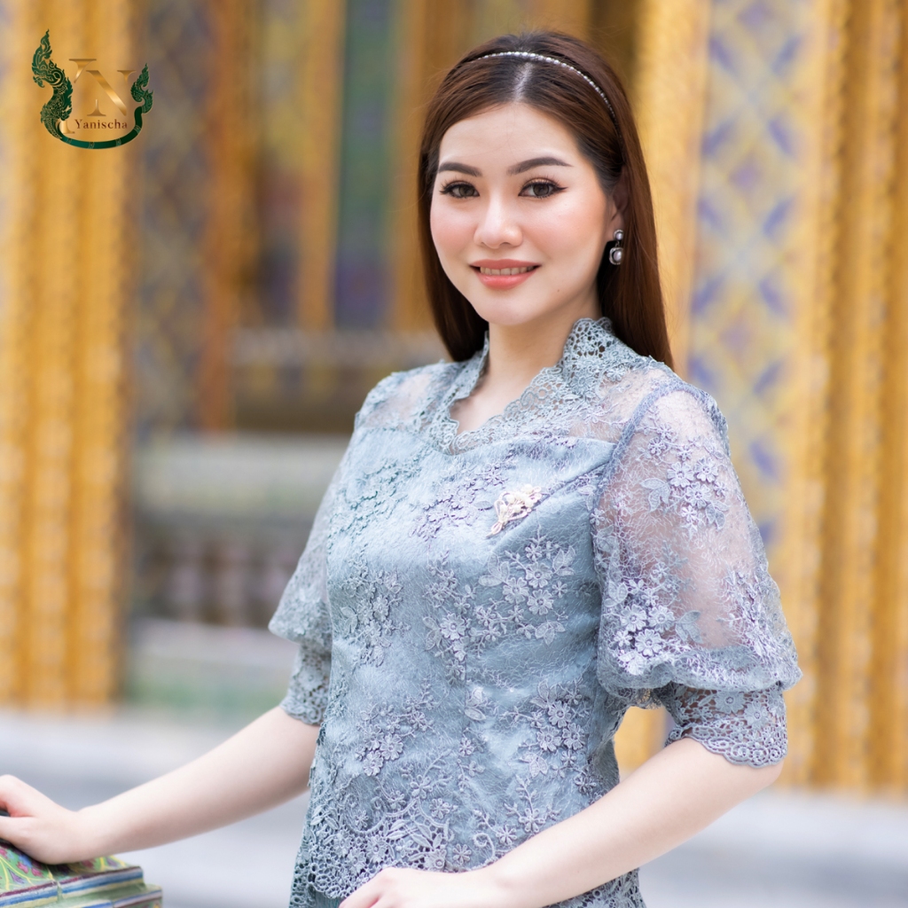 ✨ เสื้อลูกไม้พรีเมี่ยม คู่ผ้าไหมมัดหมี่ 3 ตะกอ ชุดออกงาน-ไปวัด สีเขียวหม่นเทา ไซส์ M-4XL มุมมองที่ 4