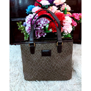 กระเป๋า Nina Ricci handbag tote มือสอง ของแท้ หนังแคนวาสหอม ๆ  ซื้อจากญี่ปุ่นค่ะ