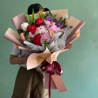 ช่อดอกไม้แบบผสม สูง70 กว้าง 50 เซน(เปลี่ยนสีกระดาษ เขียนการ์ดแจ้งได้นะคะ) ช่อดอกไม้ ปัจฉิม รับปริญญา วันเกิด วันครบรอบ