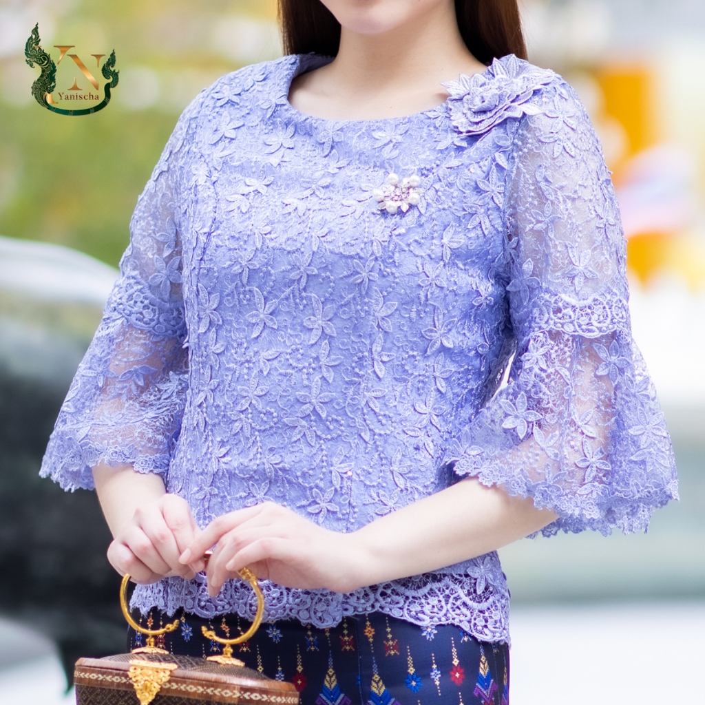 ชุดไทยลูกไม้พรีเมี่ยม ผ้าไหมแพรวาลายกาฬสินธุ์ ม่วง งานช่าง 20 ปี ดูผอม พร้อมส่ง มุมมองที่ 4