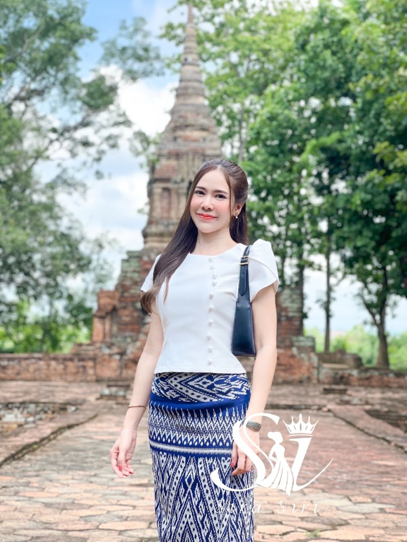 Sira Siri ชุดไทยรุ่นลิซ่า เสื้อผ้าไหมคอกลมแขนดอกบัว สีขาวมุก พร้อมผ้าถุงทอลาย มุมมองที่ 5