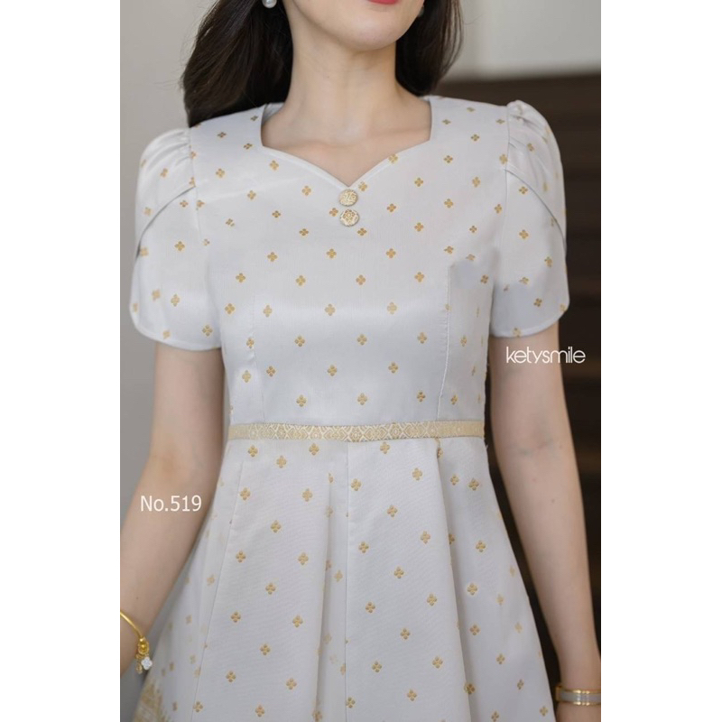 เดรสผ้าไทยสีงาช้าง คอหัวใจ กระโปรงเชิงทอง พร้อมส่ง S-2XL เรียบหรูดูแพง มุมมองที่ 3