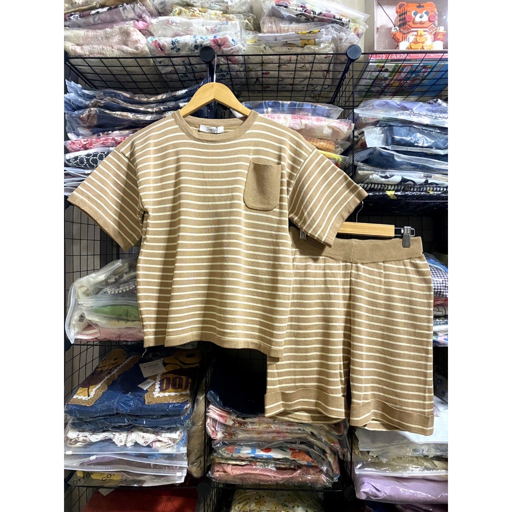 ชุดเซ็ต-ผ้านิตติ้ง-เสื้อลายขวาง-ทรงโอเวอร์ไซส์-ดำขาว-กางเกงขาสั้น-ฟรีไซส์