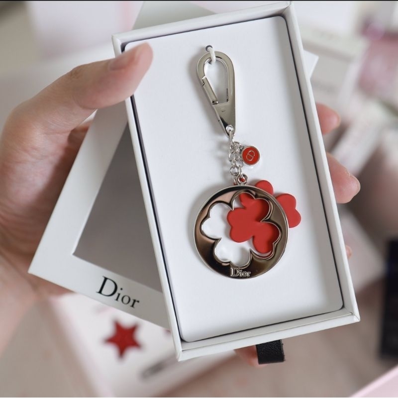 Dior Keychain พวงกุญแจดิออร์ลายใบโคลเวอร์ สัญลักษณ์แห่งความโชคดี สายมู