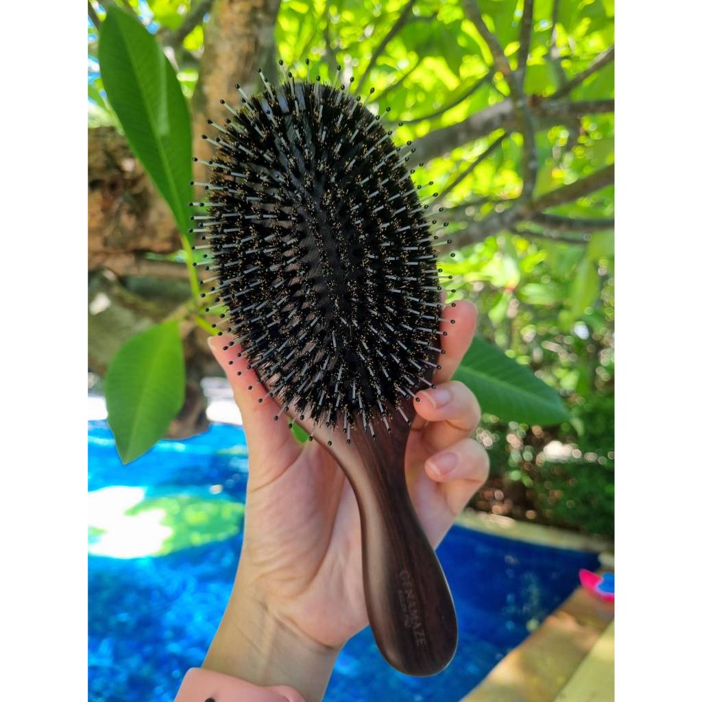 genamaze-oval-sandle-wood-bristle-brush-l-หวีแปรงขนหมูป่าอย่างดี-ช่วยถนอมเส้นผมและหนังศีรษะ-ขนาดใหญ่-large