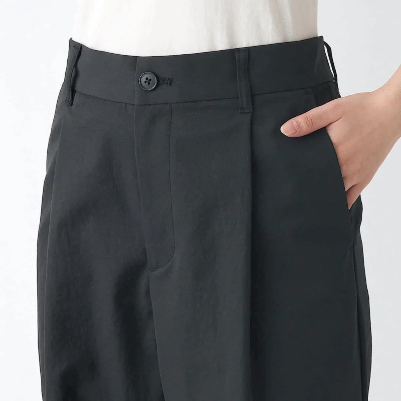 muji-กางเกงผู้หญิง-ผ้าชิโน่-ทรงขากว้าง-women-water-repellent-chino-tuck-pants