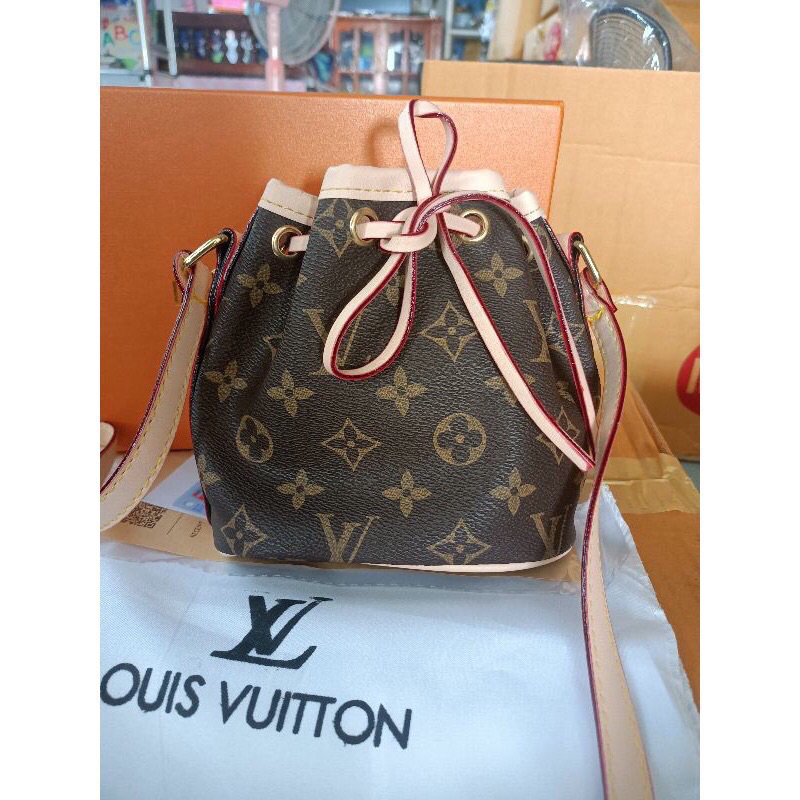 กระเป๋าสะพายข้าง ทรงขนมจีบ งานกล่องอุปกรณ์ครบ พร้อมส่ง | Shopee Thailand
