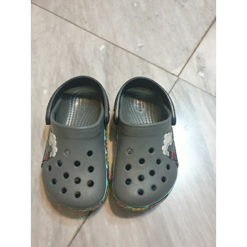 รองเท้า croc C7 ส่งต่อสภาพดี สีดำลายรถไฟ ขนาด 14cm | Shopee Thailand