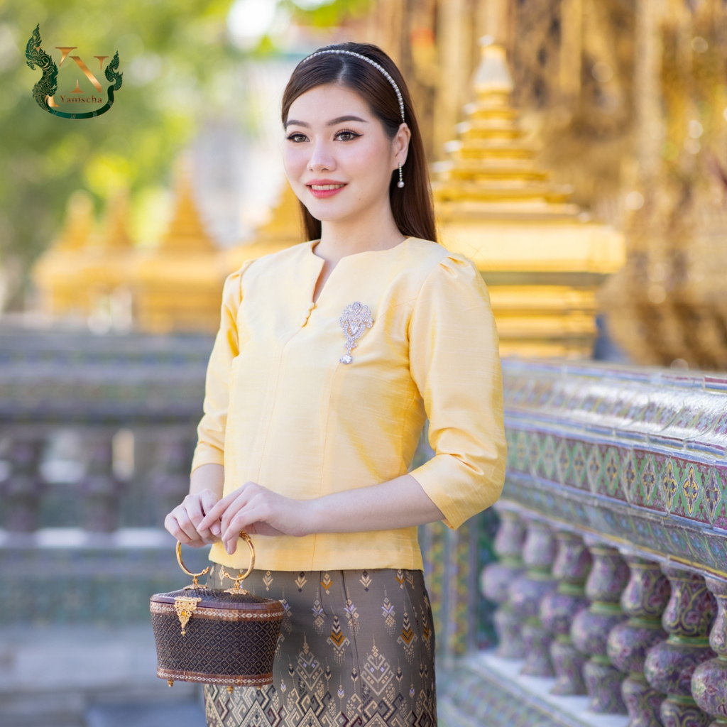 เซ็ทผ้าไหม 4 เส้น 3 ตะกอ สีเหลือง ชุดออกงาน ชุดไปวัด ใส่แล้วผอม พร้อมส่ง มุมมองที่ 3